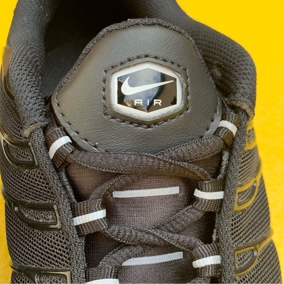 Nike AIR MAX PLUS Women's Running Shoes BLACK WHITE DM2362-001 Size 9 Men's 7.5 - Picture 9 of 16